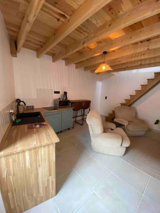 Petite Maison De Village Ebreuil Exterior foto
